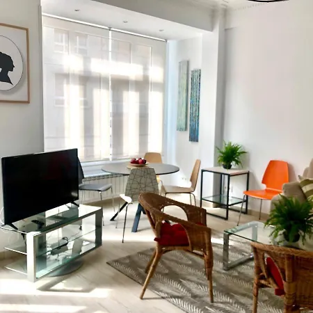 Foodies Location. Surf. Netflix . 3 Bdr *