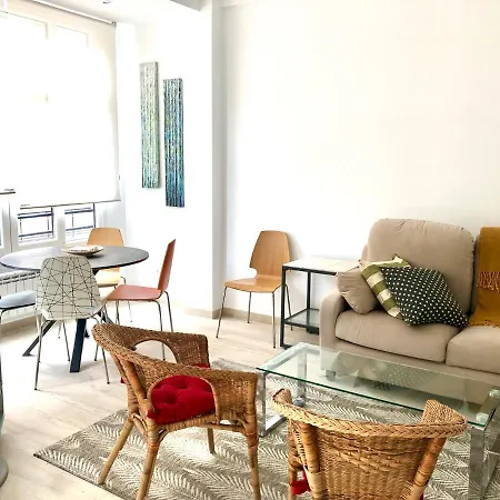 Foodies Location. Surf. Netflix . 3 Bdr *