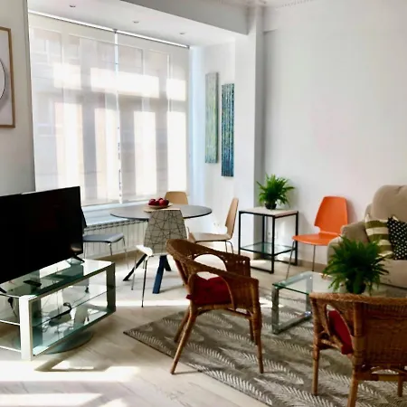 Foodies Location. Surf. Netflix . 3 Bdr Appartement *