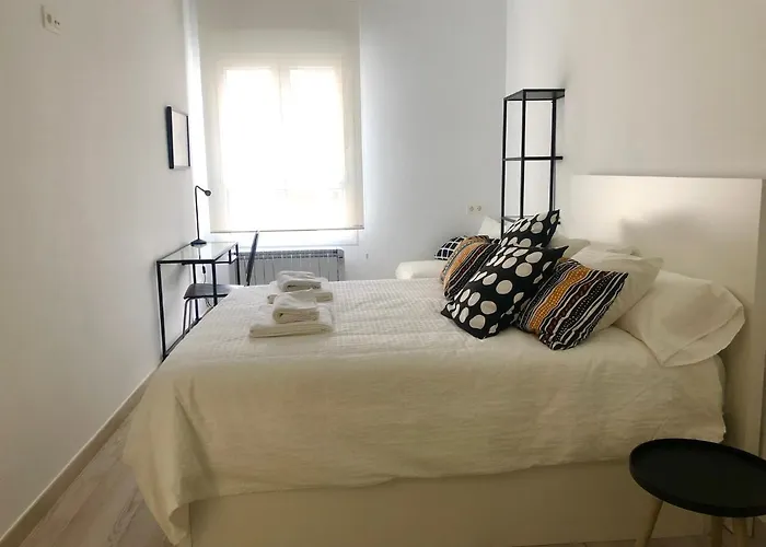 Foodies Location. Surf. Netflix . 3 Bdr *