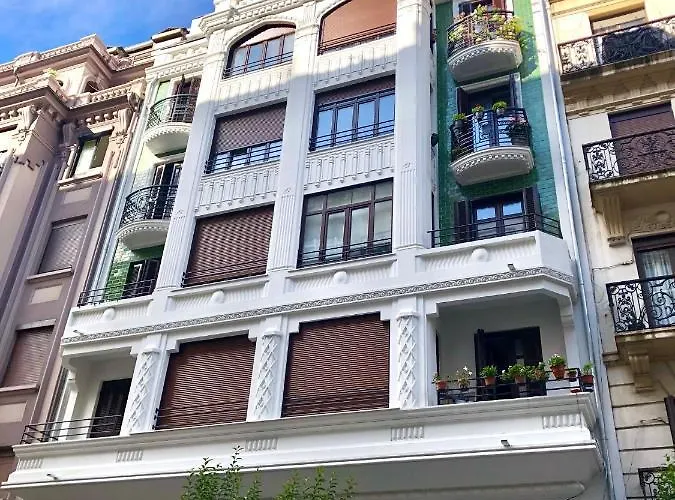 Apartment Foodies Location. Surf. Netflix . 3 Bdr