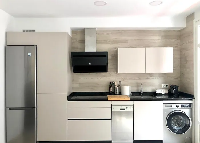 Foodies Location. Surf. Netflix . 3 Bdr *