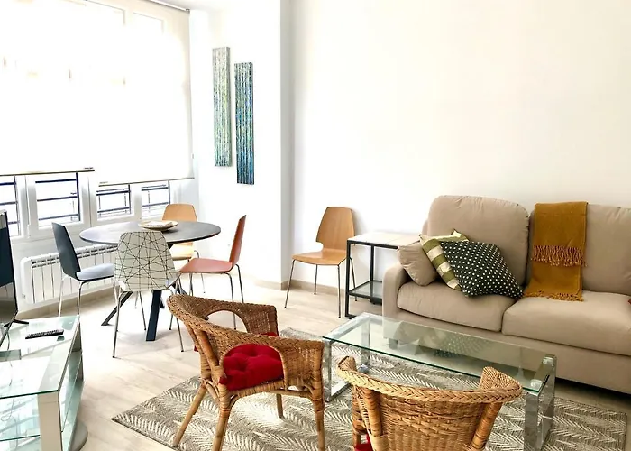 Foodies Location. Surf. Netflix . 3 Bdr *